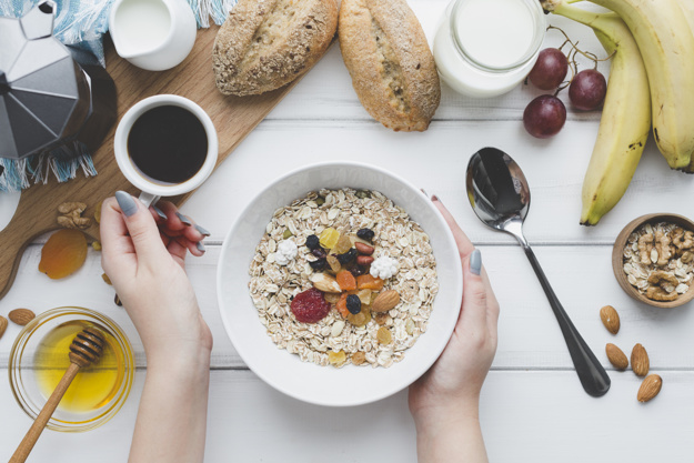 Aveia deve ser consumida com frutas iogurte e outros alimentos