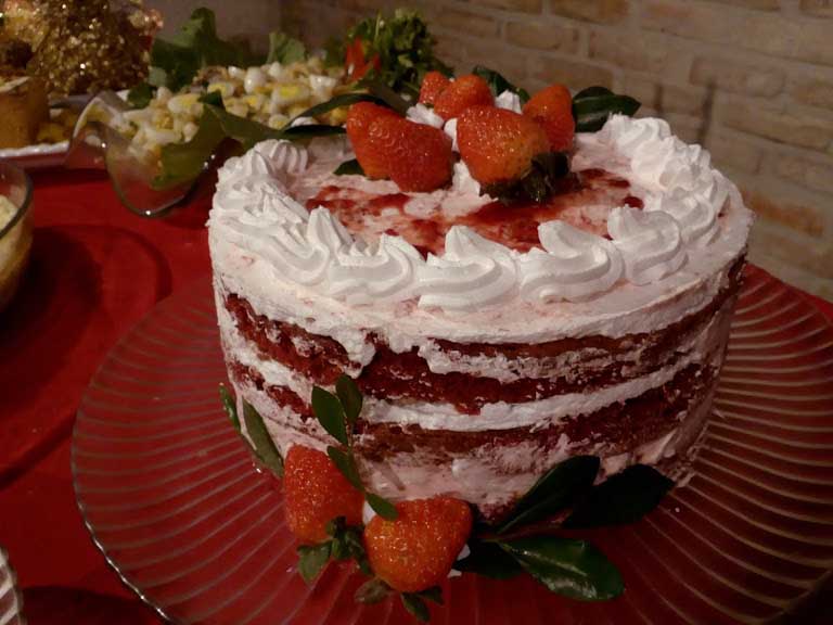 torta red velvet, com chantilly de chocolate branco e geleia artesanal de morangos