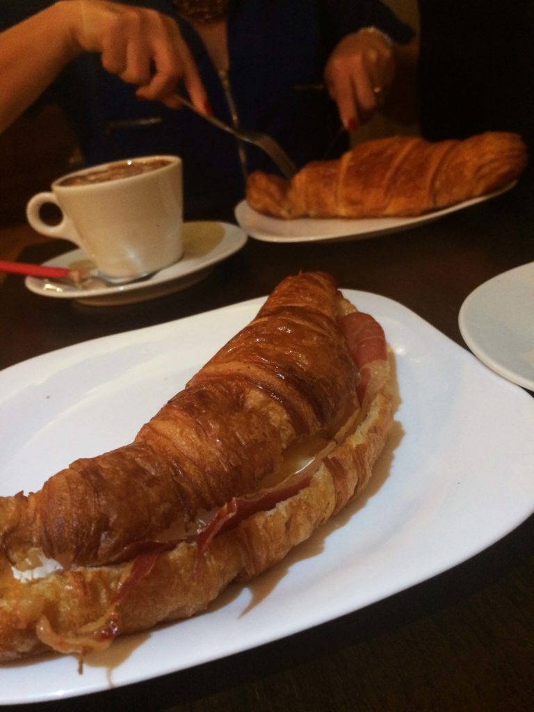 Croissant com recheio de queijo brie com presunto de parma da Cia do Croissant