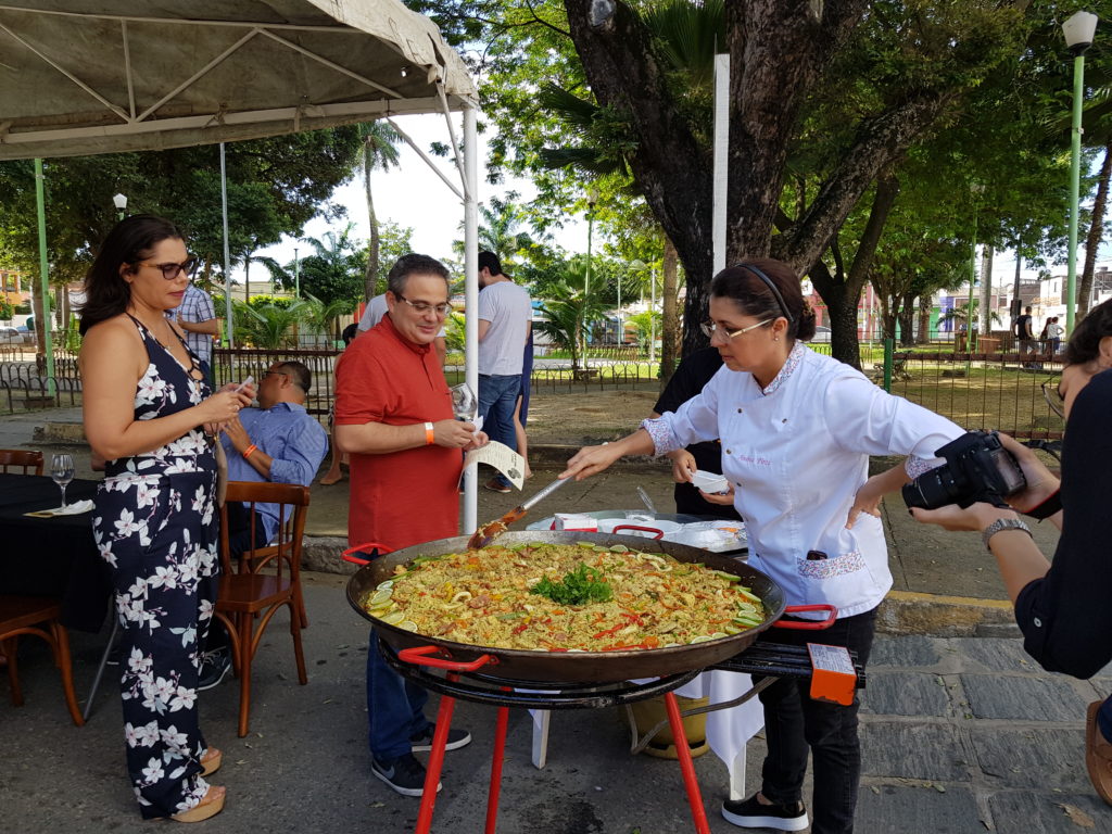 Deu tão certo que voltou. A segunda edição do Vinho na Praça, evento realizado pelo Empório Tia Dulce, acontece neste sábado (13), em Olinda. A ação acontece mais uma vez no espaço ao ar livre da Praça Dantas Barreto e também na área interna da Casa, trazendo vinhos de diversas marcas e nacionalidades para degustação e vendas a preços de feira. Serão dois horários de acesso às degustações das 13h às 16h30 e das 17h30 às 21h. A entrada custa R$ 95 e dá direito a degustação de todos os vinhos em exposição, a um voucher de R$ 30 para a compra de produtos no local e a uma taça.