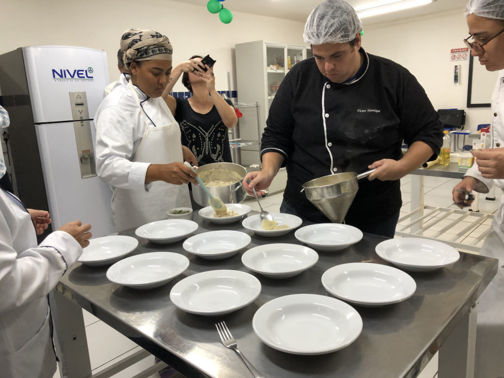 Almoço de degustação preparado pelos alunos dos cursos de Gastronomia no Nível A