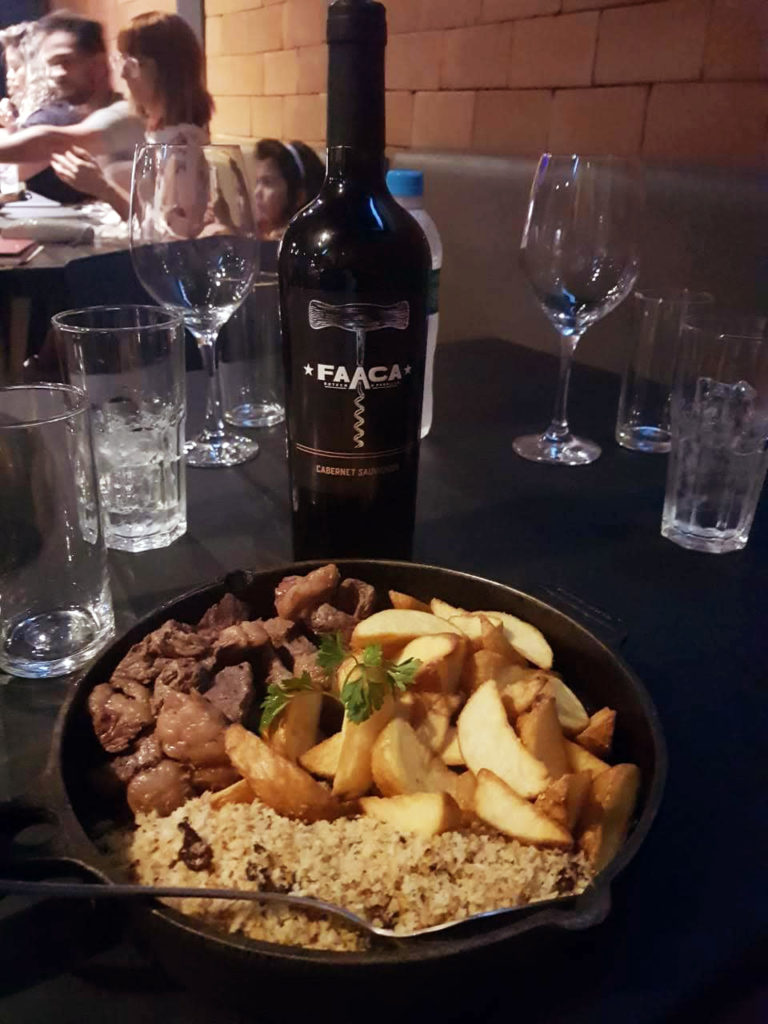 Tradicionalíssima Picanha Faaca Acompanhada com o vinho Faaca tinto