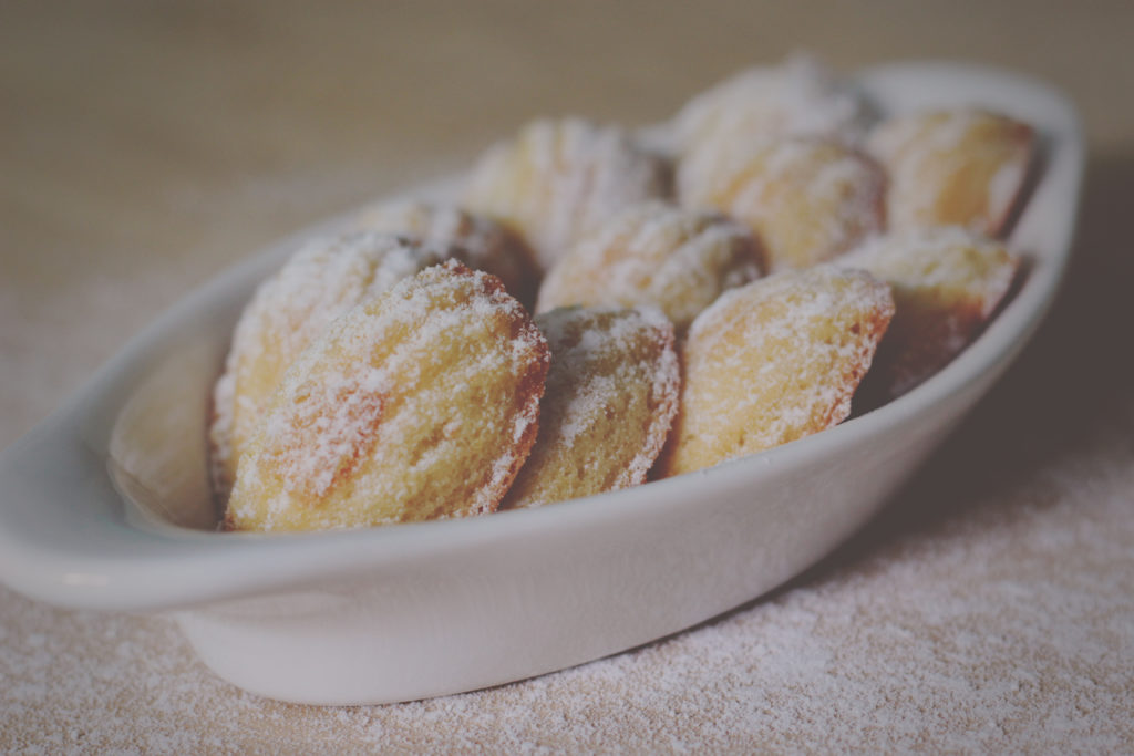 receita de Madeleine, famoso bolinho francês de limãoAprenda a fazer a receita de Madeleine, famoso bolinho francês de limãoAprenda a fazer a receita de Madeleine, famoso bolinho francês de limãoAprenda a fazer a receita de Madeleine de limão