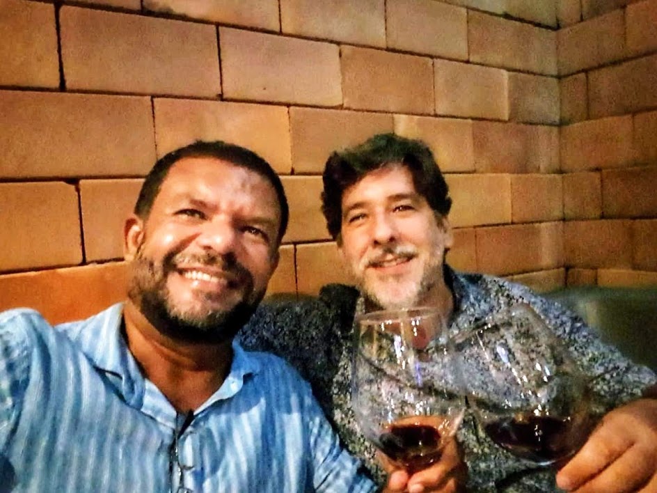 Os colaboradores do verbo Comer Marcelo José e Rafael Neves degustaram as novidades do Faaca