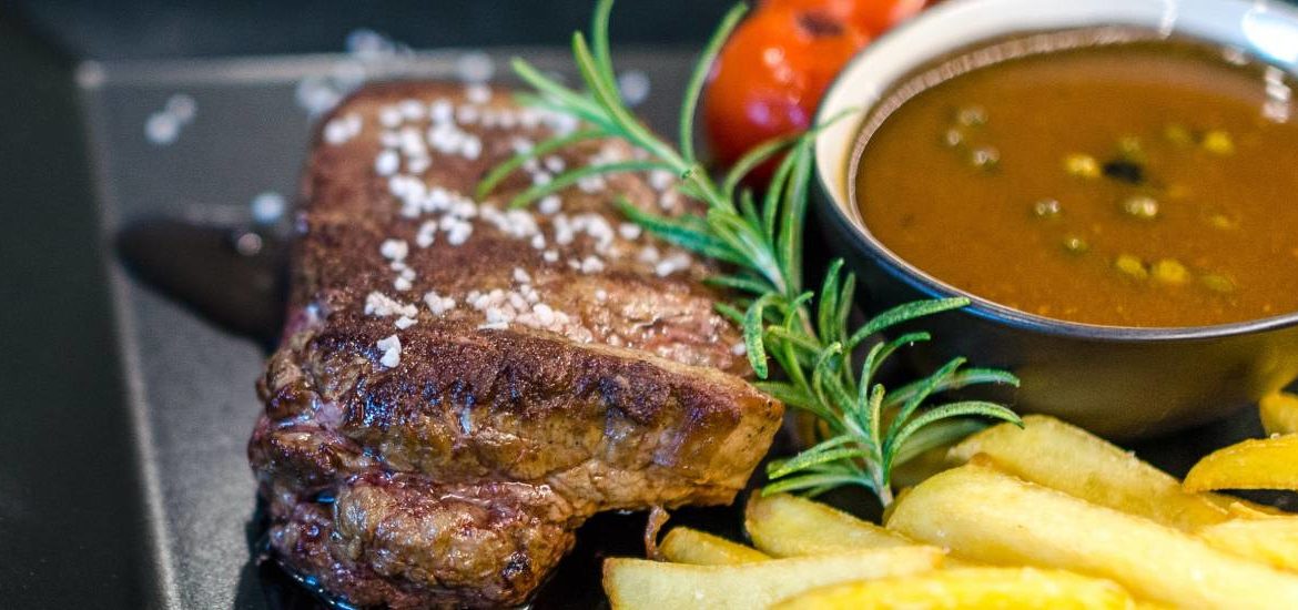 Prato suculento de Carne ao Molho Madeira, acompanhado de batatas e ervas frescas