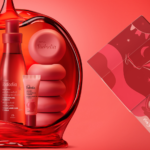 Imagem da linha Natura Tododia Maçã Caramelada e Baunilha com hidratante corporal 400ml, body splash 200ml, gloss labial, sabonetes em barra e caixa do kit exclusivo da collab com Havaianas, contendo chinelo vermelho e pin em formato de maçã do amor. Embalagens em tons vermelhos e dourados, inspiradas na maçã do amor, fragrância gourmand doce com notas de maçã vermelha, baunilha e caramelo. Cosméticos veganos para autocuidado e beleza com aroma de sobremesa, lançados para o período junino.