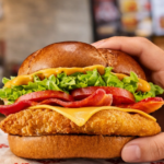 Bob’s lança sanduíche de frango com pão pretzel por tempo limitado