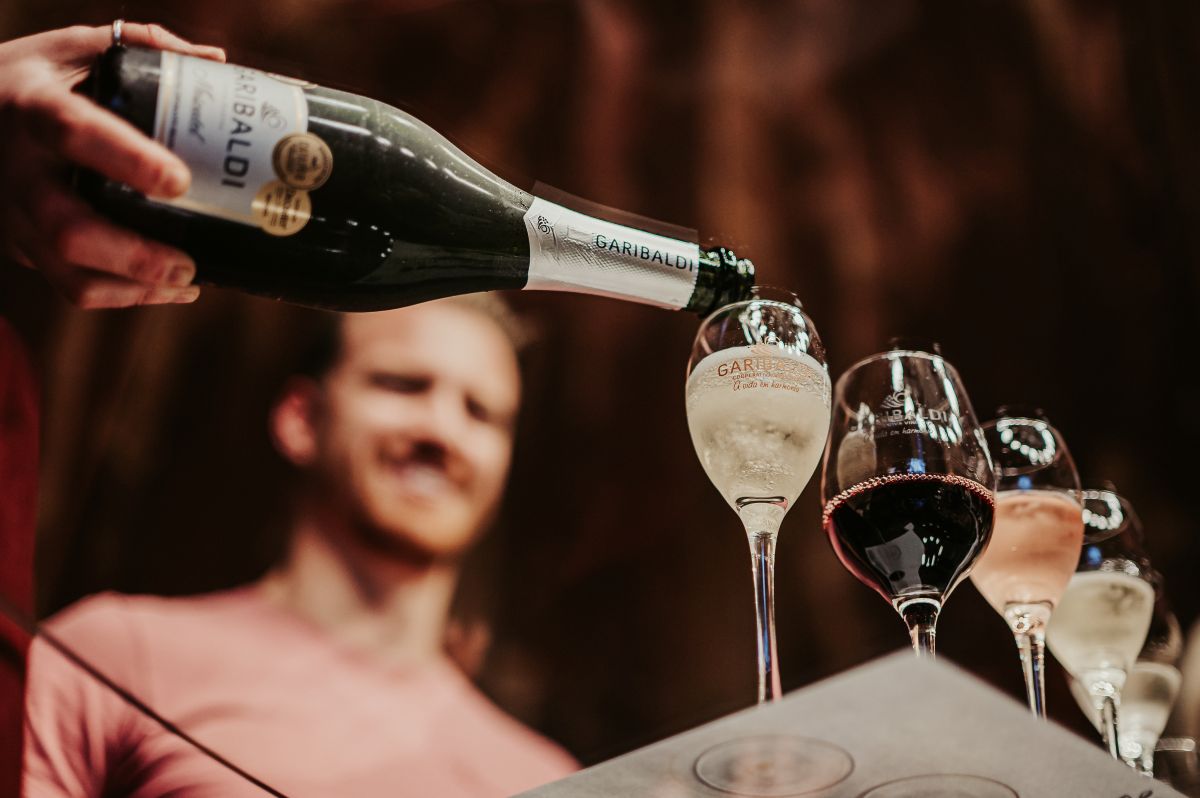 O Moscatel aparece no fechamento, como esperado em propostas desse tipo. Com dulçor evidente, mas sustentado por acidez, funciona como um arremate eficiente, ainda que dentro de uma lógica já conhecida na harmonização com chocolate.