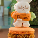 A A’macarons apresenta seu cardápio especial de Páscoa 2026, apostando em uma proposta que combina técnica francesa, criatividade e apelo visual. Assinada pelas chefs Aguinalda e Alessandra Gomes, a coleção traz o macaron como protagonista em versões temáticas que valorizam tanto o sabor quanto a apresentação.